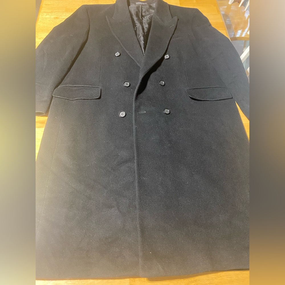 Abrigo de caballero forrado en color negro. marca ralph lauren